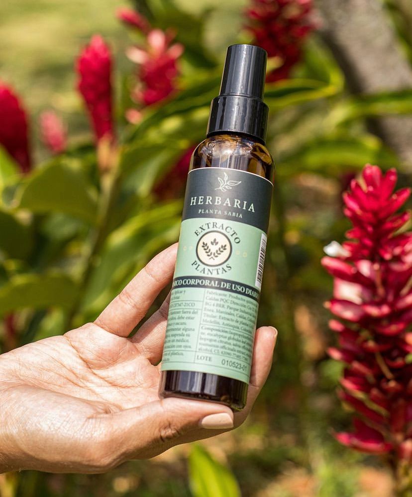 Extracto de Plantas Herbaria – frasco spray con flores rojas, Medellín Colombia